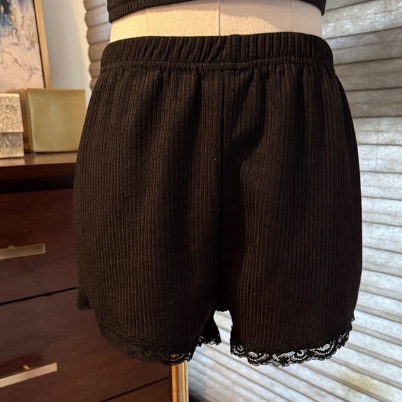 Woman's Black Lace Trim Ribbed Sleepwear Set. Size M - Picture 3 of 6